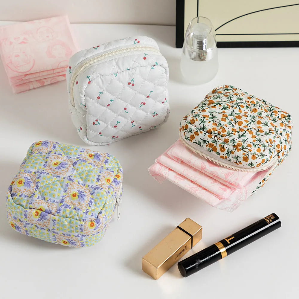 Women's key storage wallet with floral patterns in breathable polyester material