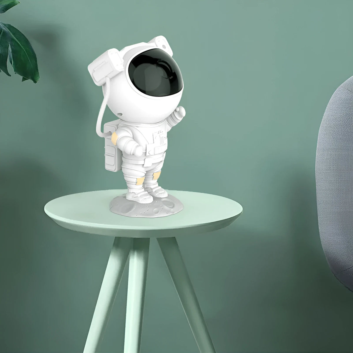 White astronaut-shaped projection night light with USB power and remote control, 120x113x228mm