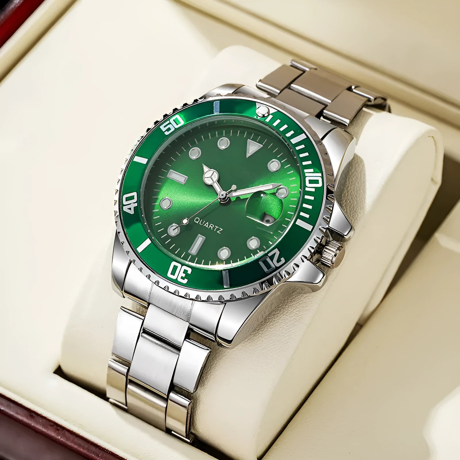Men's luminous watch with steel strap and 40mm dial in black colour option