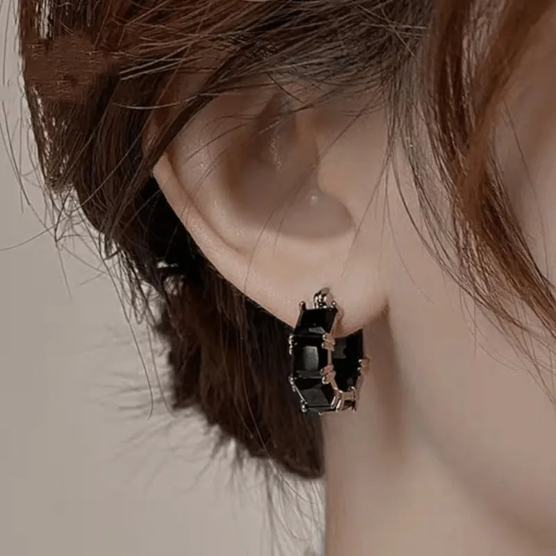 Geometric U-shaped women's earrings with zirconium stones and gold-plated copper construction