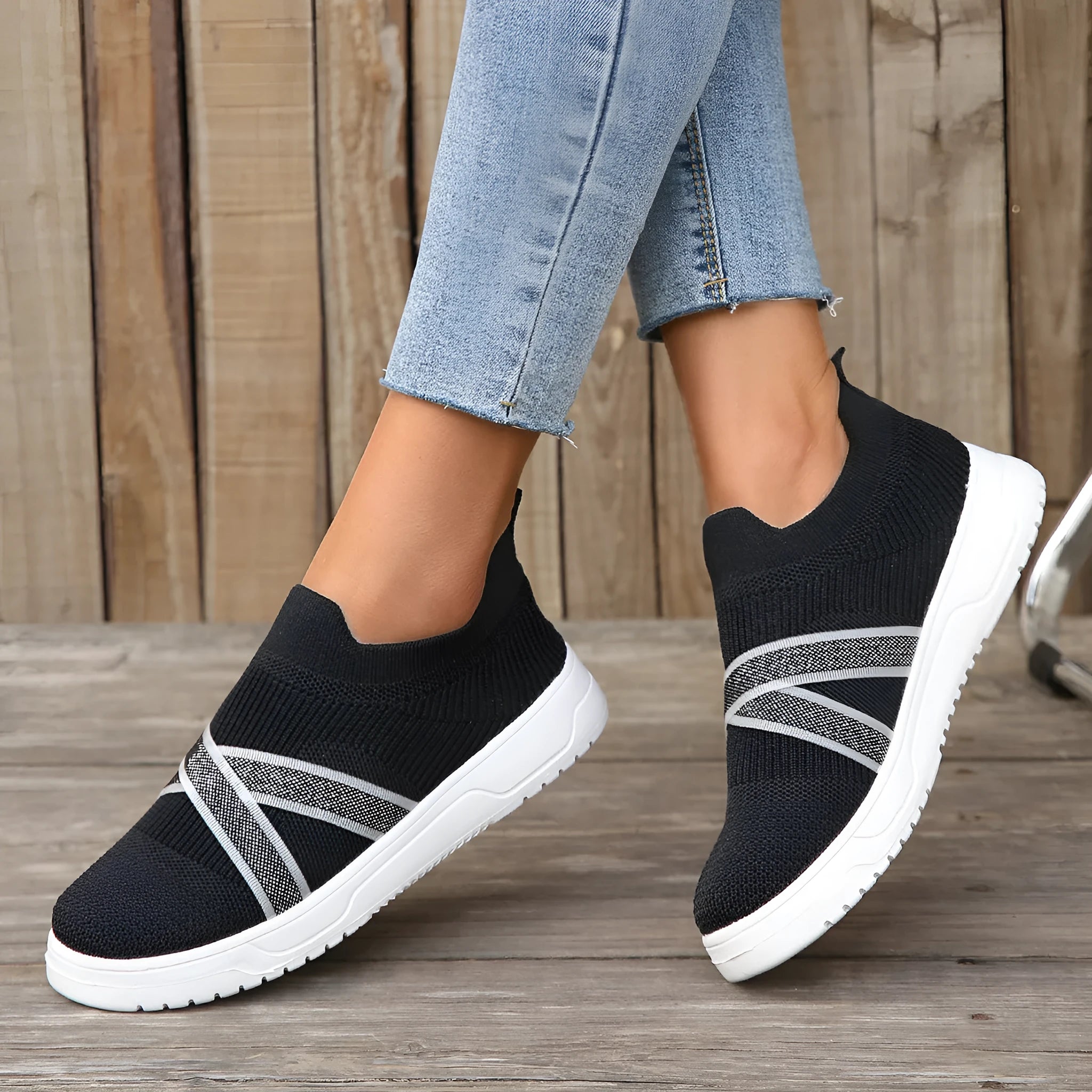 Black women's low-top casual shoes with Flyknit mesh fabric and a flat rubber sole.