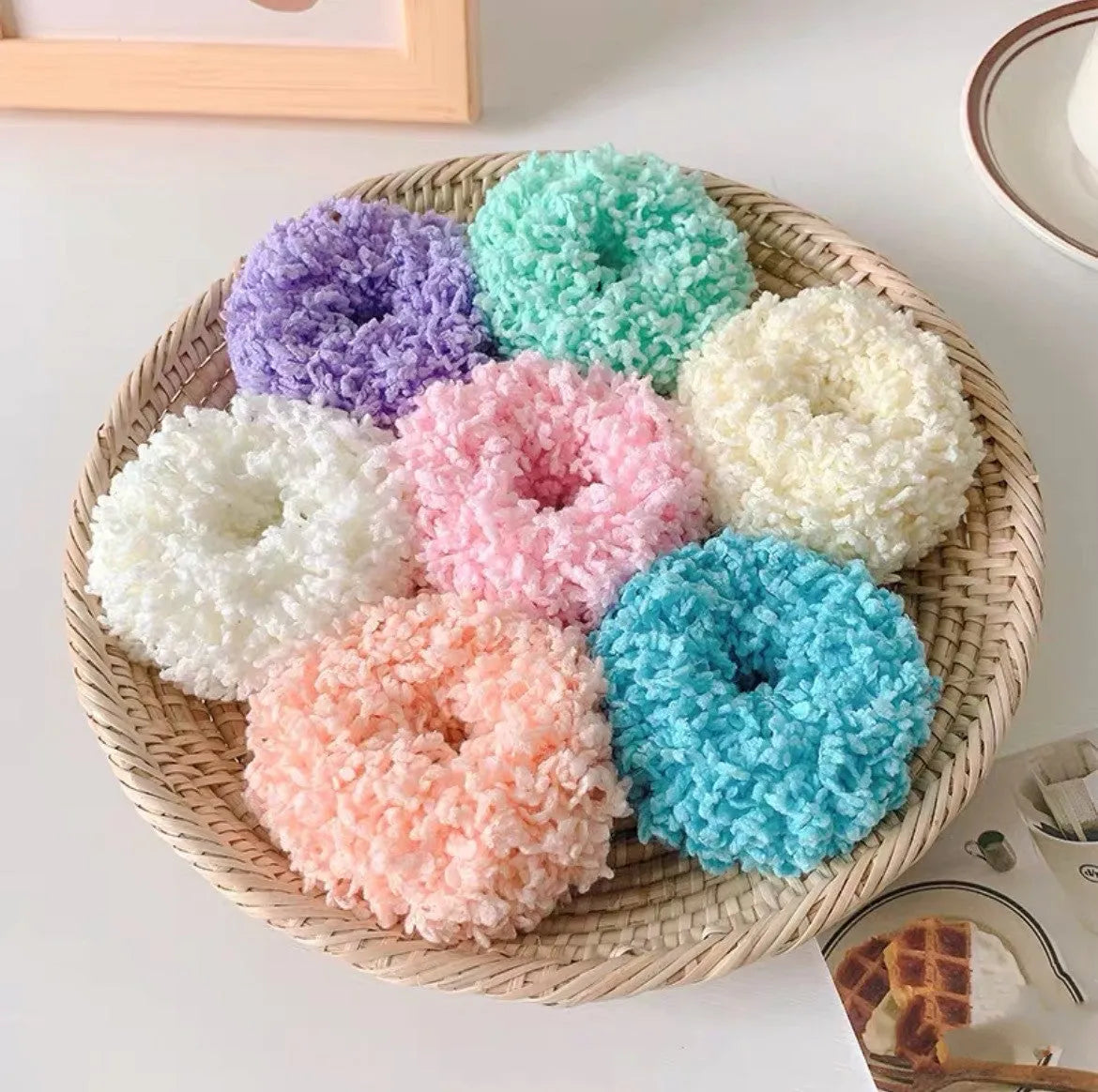 Luminous plush hair tie in seven colours: blue, pink, green, yellow, orange, purple, white