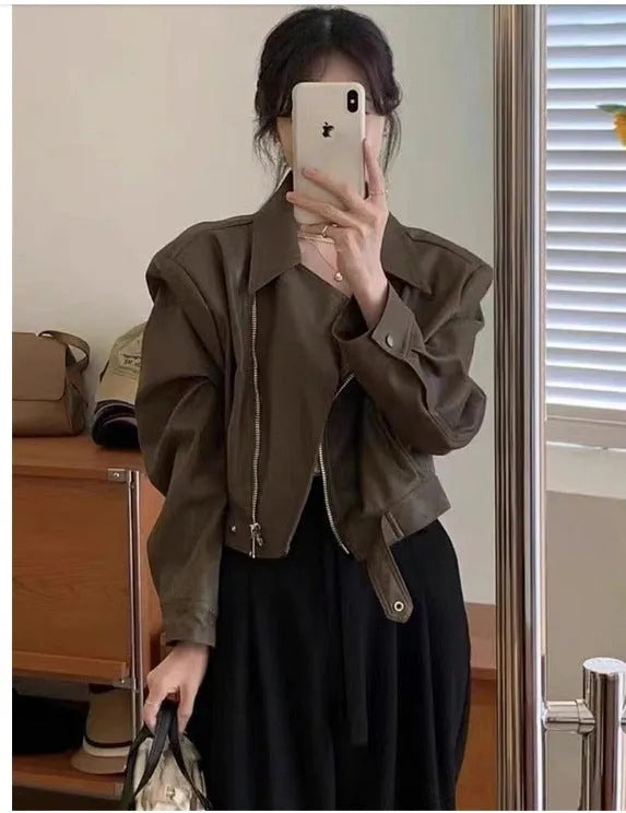 Women's brown retro slim-fit short leather jacket with regular sleeves and pockets