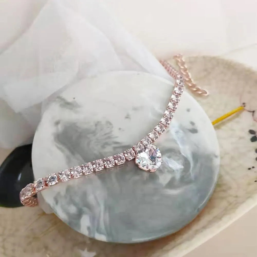 Heart-shaped rhinestone pet collar for cats and dogs in gold colour with adjustable sizing