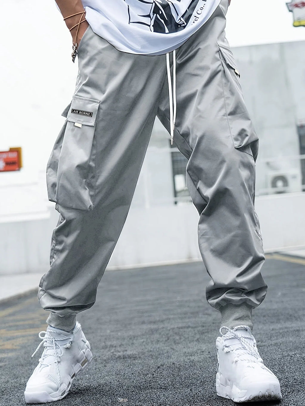 Men's multi-pocket cargo pants in polyester, loose fit, mid waist, drawstring, nine colours, sizes S to 3XL.