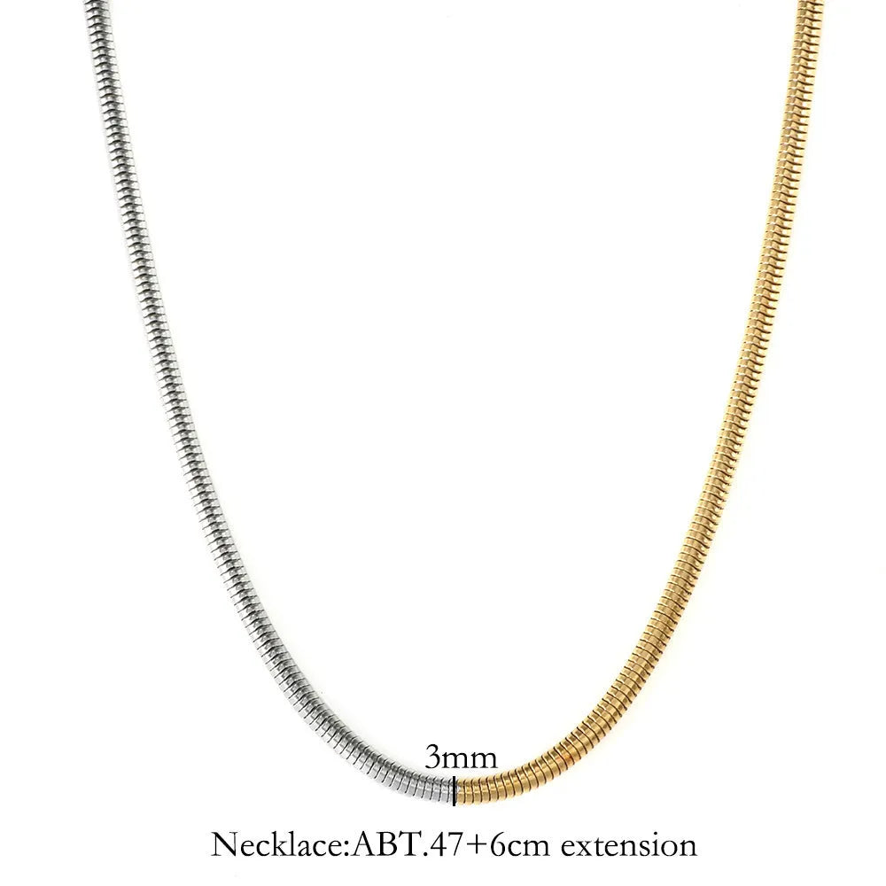 Gold-coloured 3mm wide snake bone chain necklace with geometric line design