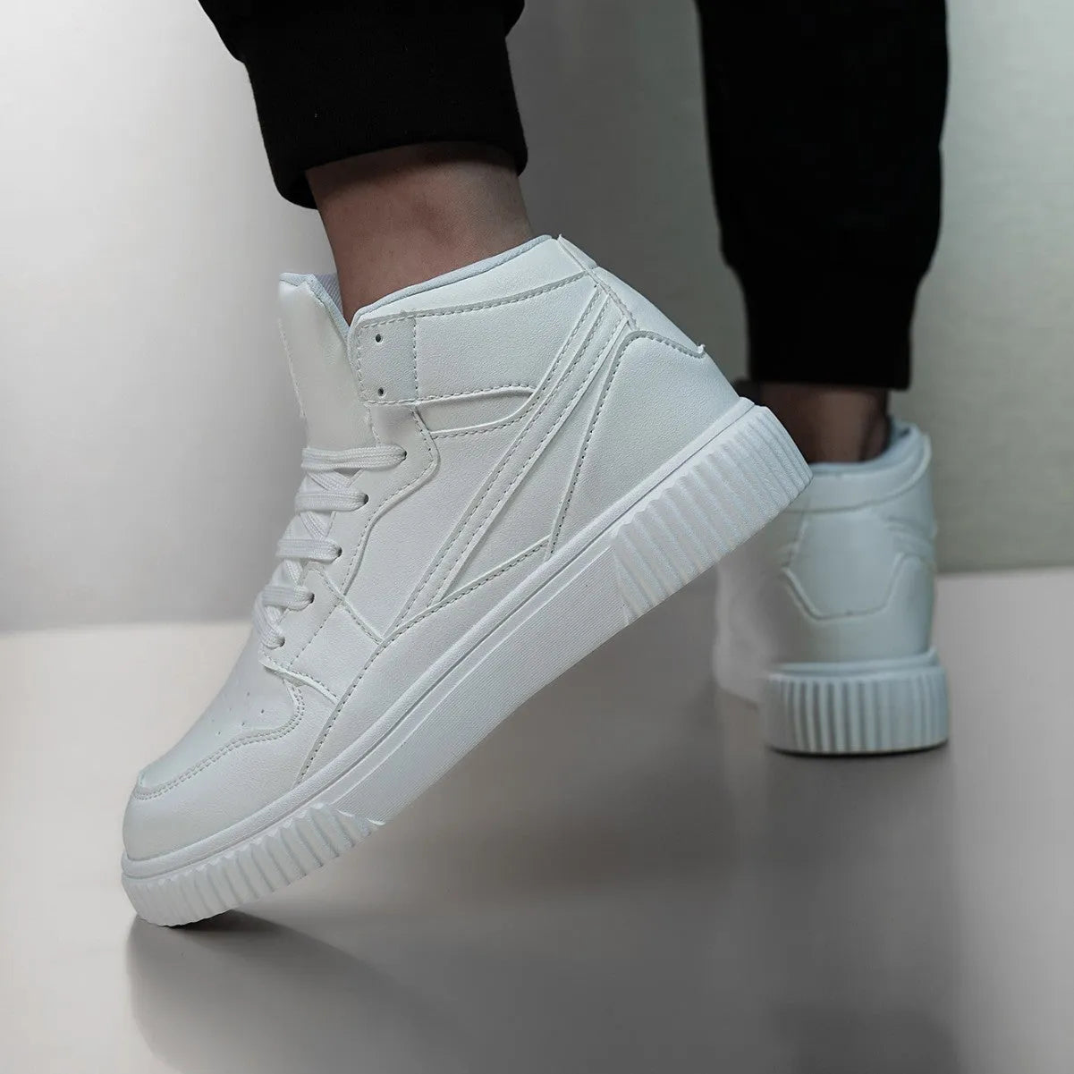 White men's casual round-toe slip-on shoes made from microfiber for autumn and winter.
