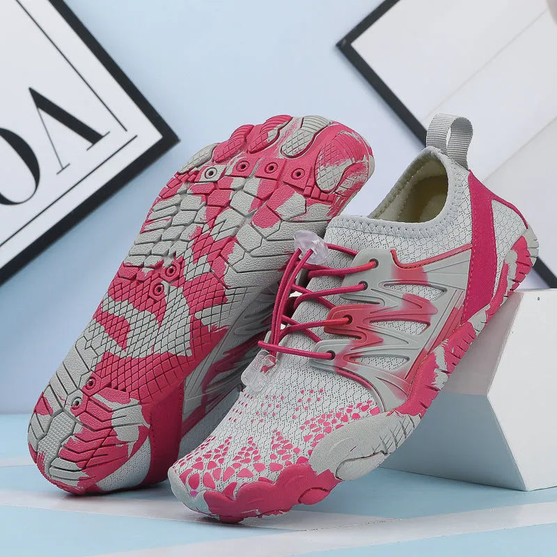 Men's and women's quick-drying lace-up beach shoes in mesh with a non-slip rubber sole.