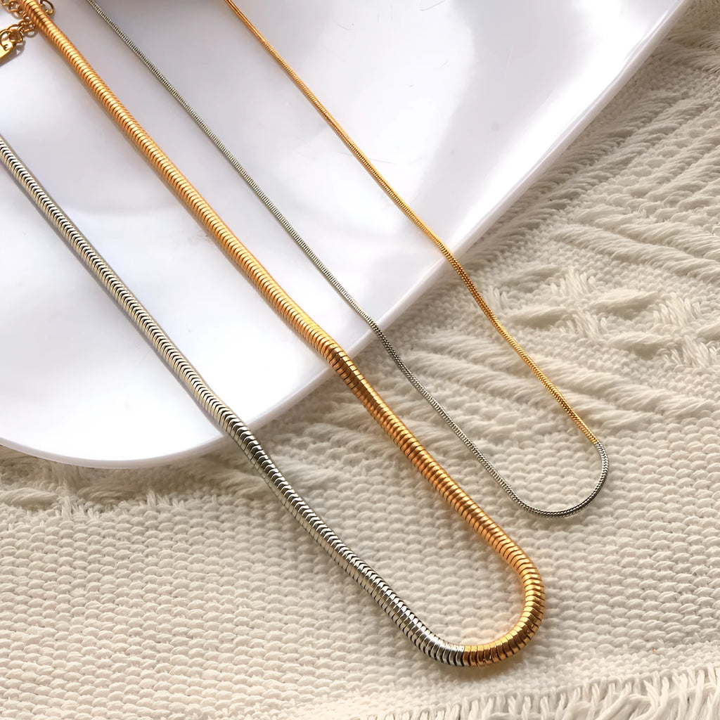 Gold-coloured 3mm wide snake bone chain necklace with geometric line design