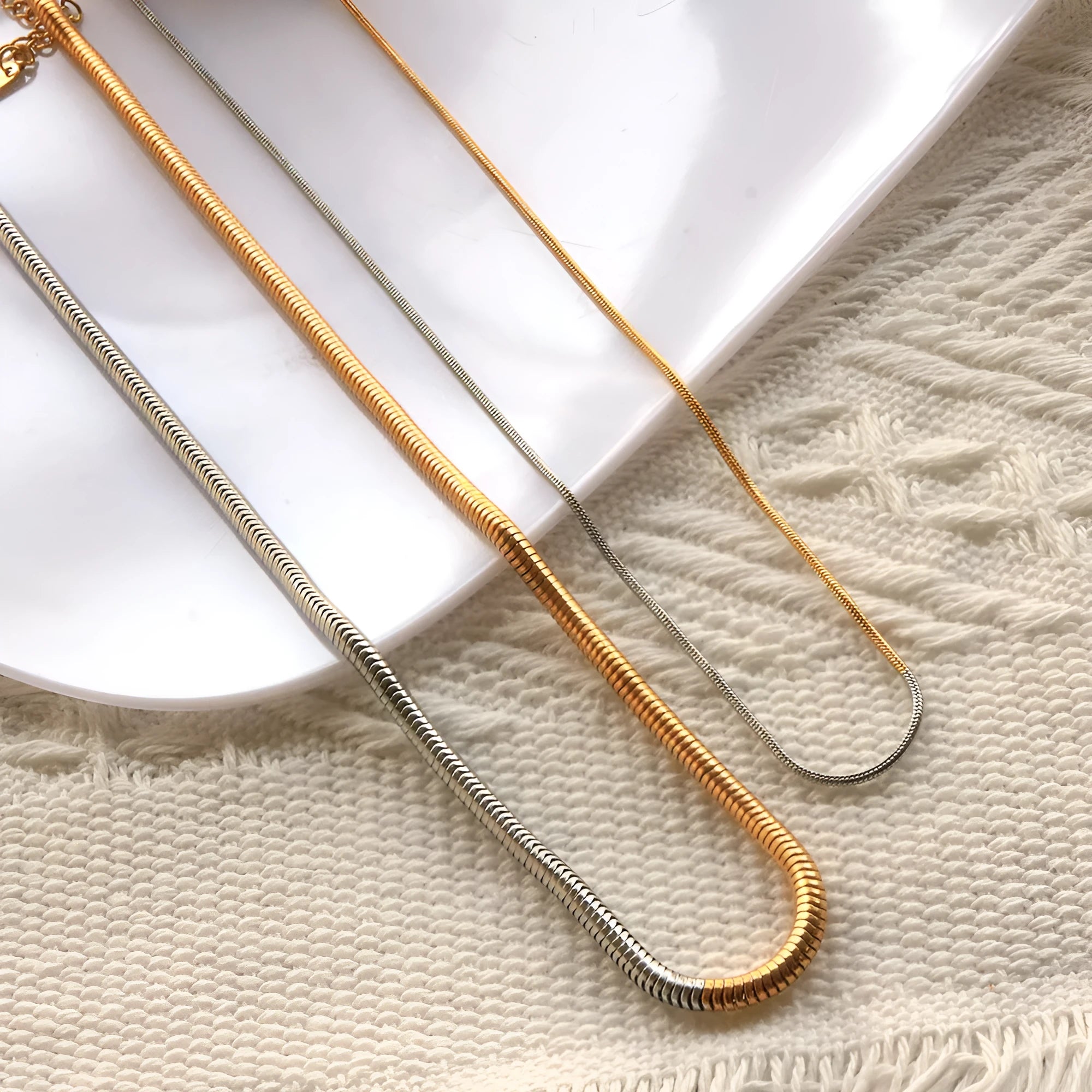 Gold-coloured 3mm wide snake bone chain necklace with geometric line design