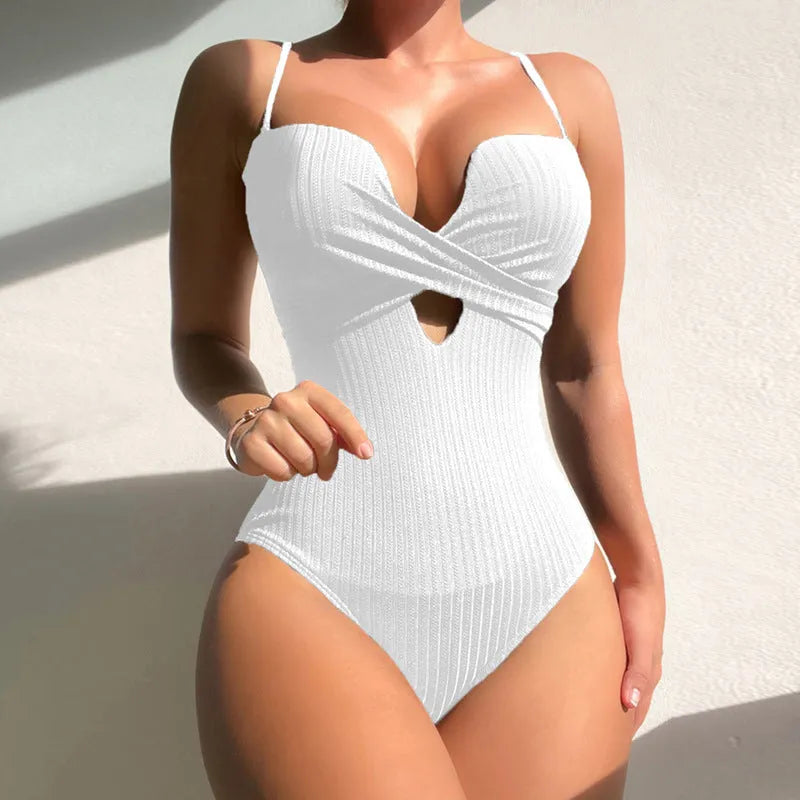 Women's solid colour one-piece swimsuit in slim-fit polyester fabric