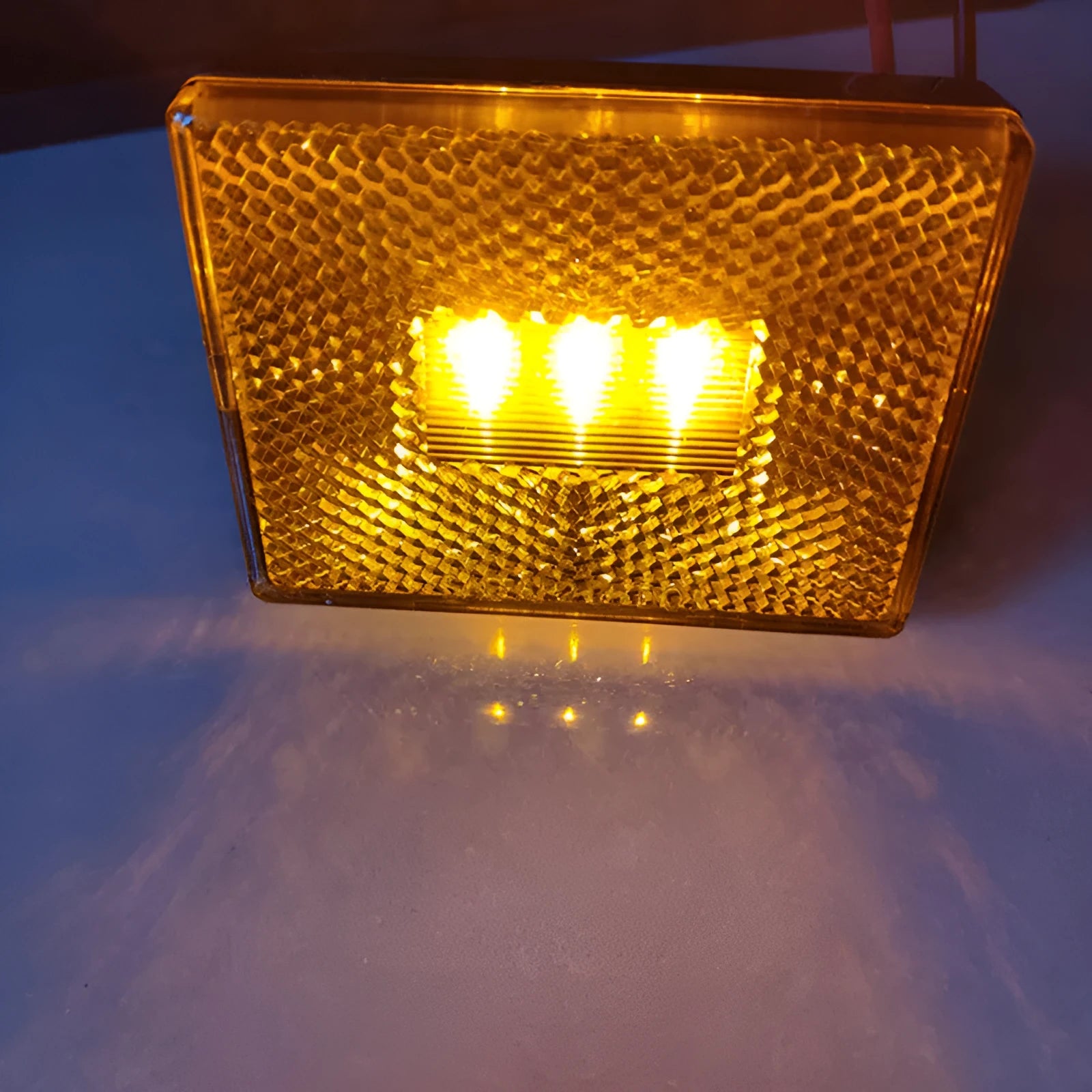 Red and yellow LED trailer side light with 19cm cable for clearance and width indication