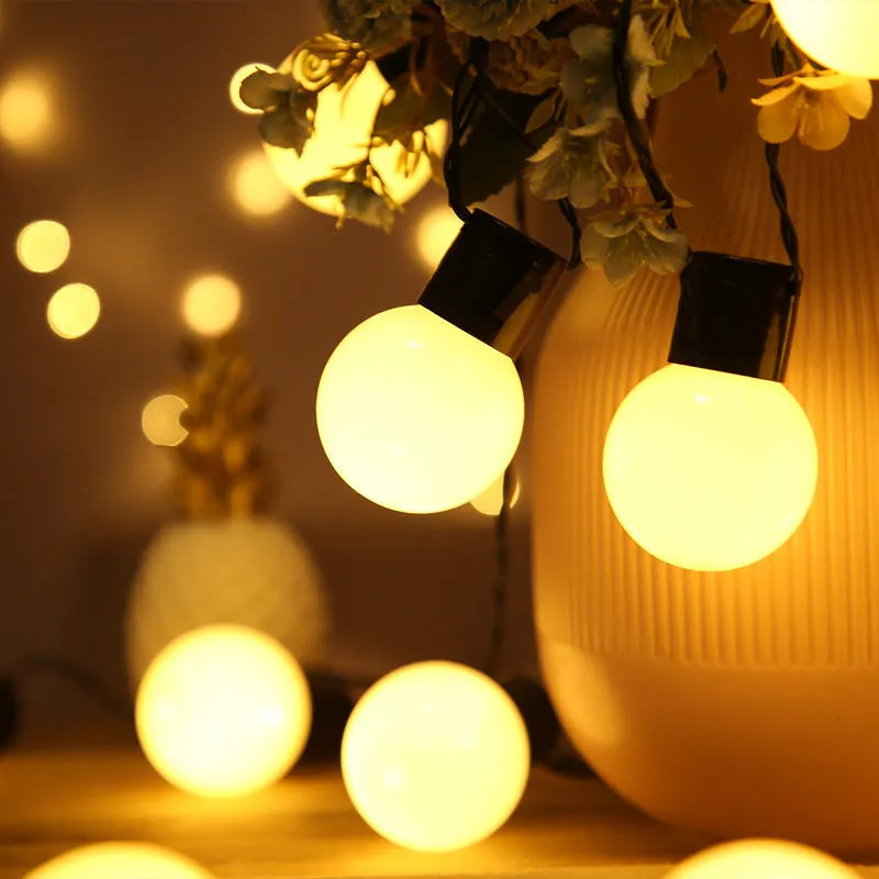 10-metre solar-powered decorative fairy lights with 40 LED lamps on black cord for outdoor use