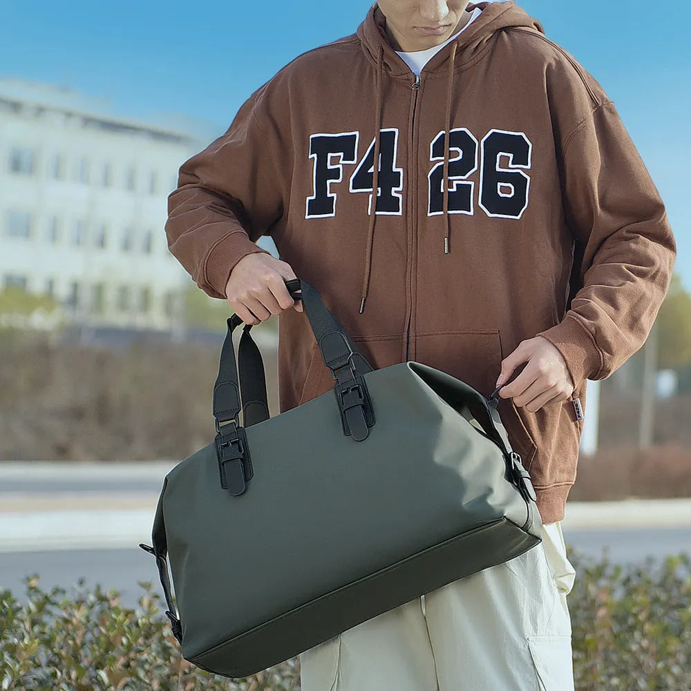 Leisure travel bag in solid colour with polyester lining and sewing line detail