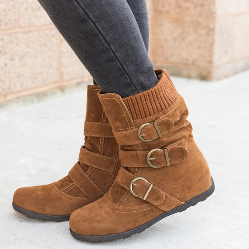 Casual winter boots with strap buckle, round toe, flat heel, cotton lining, in black colour