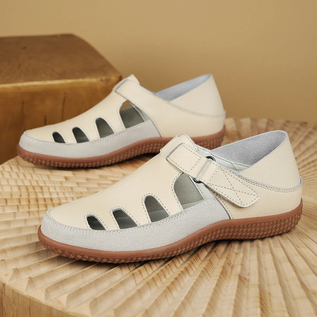 Women's plus size flat heel sandals with hollow breathable design and toe cap
