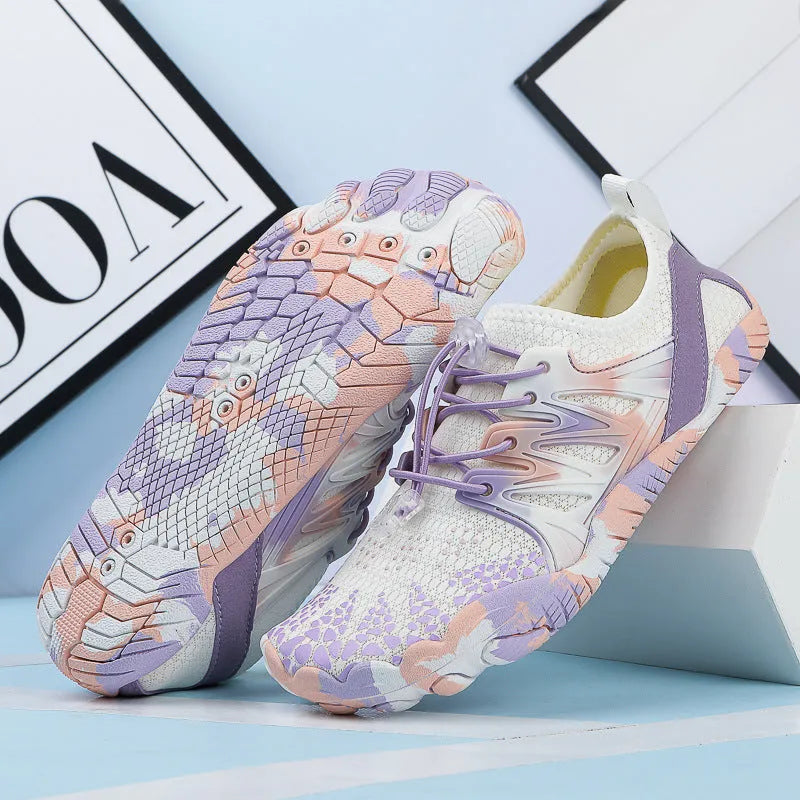 Men's and women's quick-drying lace-up beach shoes in mesh with a non-slip rubber sole.