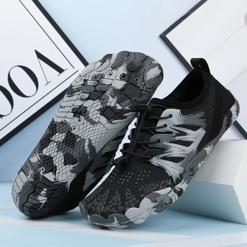 Men's and women's quick-drying lace-up beach shoes in mesh with a non-slip rubber sole.