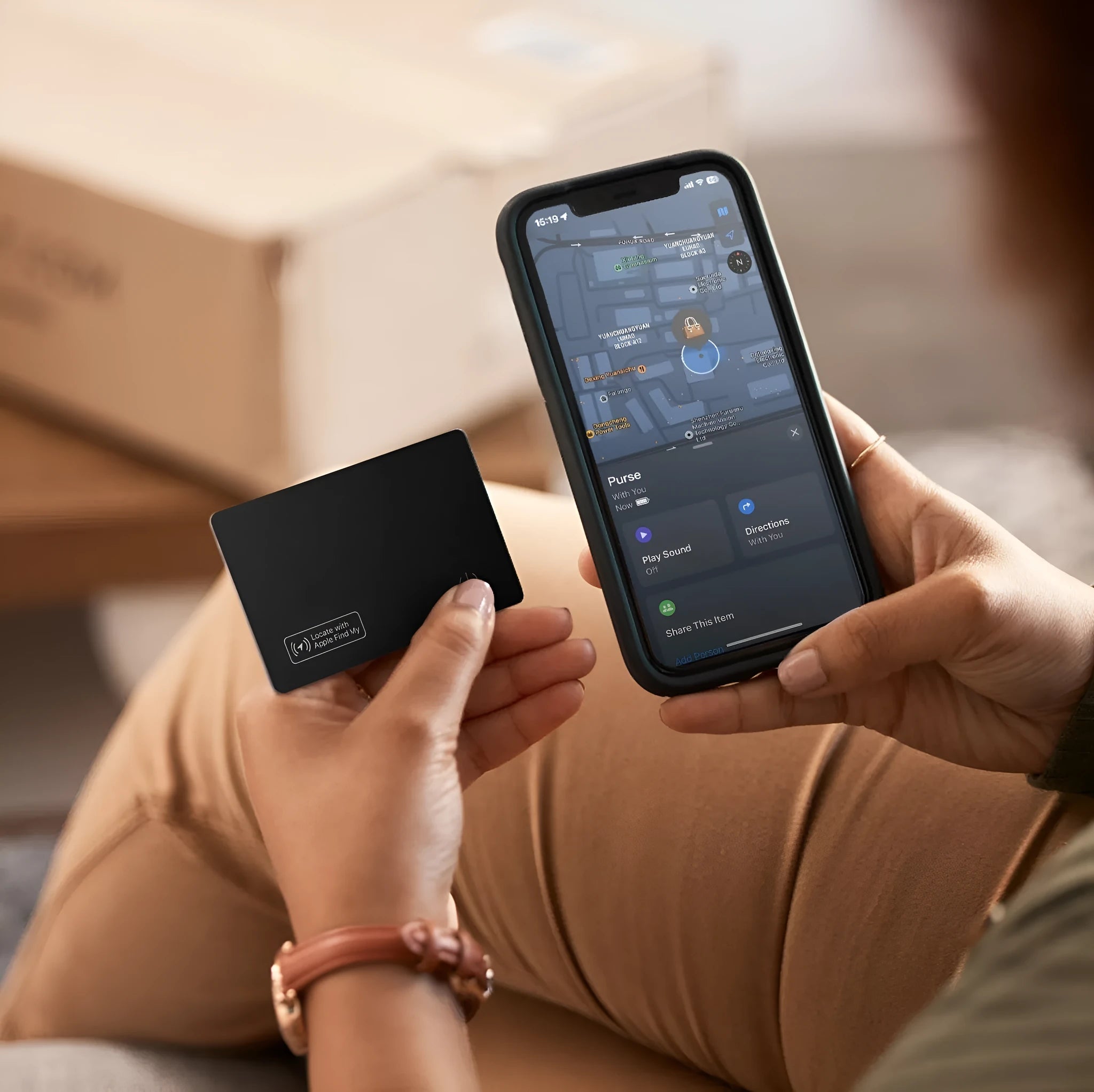 Black ultra-thin anti-loss tracking card for Apple devices with wireless charging