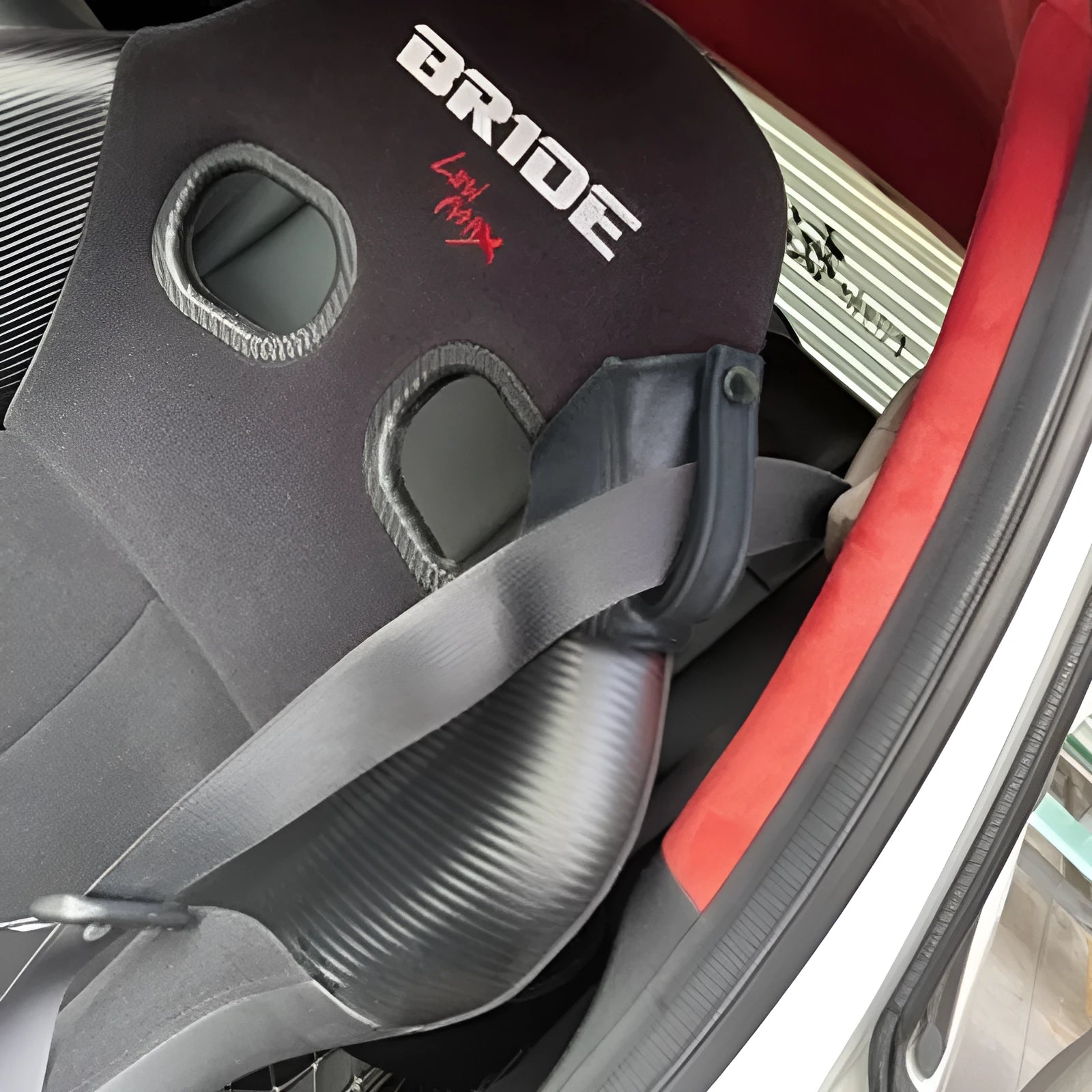 Black leather racing seat belt limit buckle cover with coloured attachment lines for Recaro and Bride seats