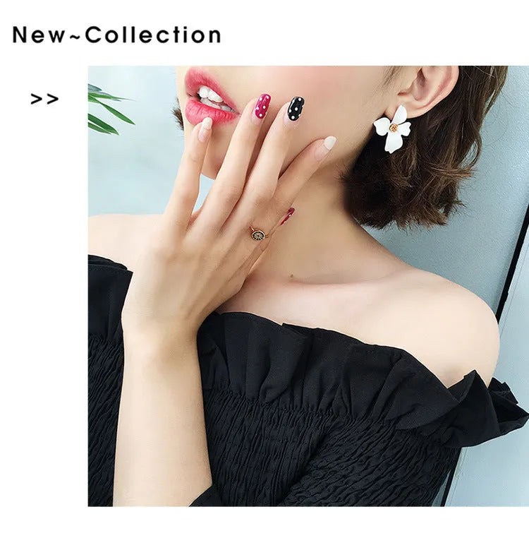 Flower-shaped stud earrings for women in alloy with white or pink electroplated finish