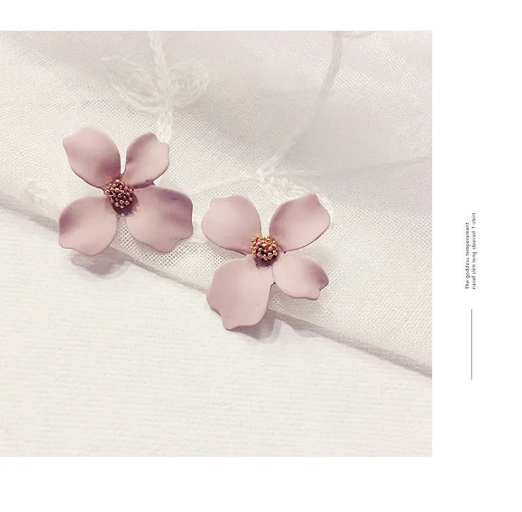Flower-shaped stud earrings for women in alloy with white or pink electroplated finish