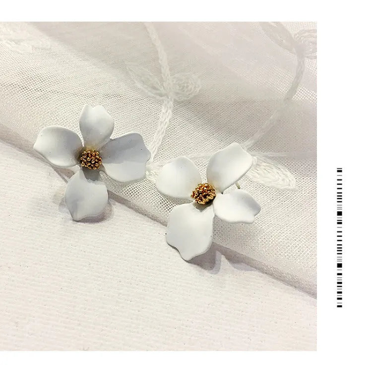 Flower-shaped stud earrings for women in alloy with white or pink electroplated finish