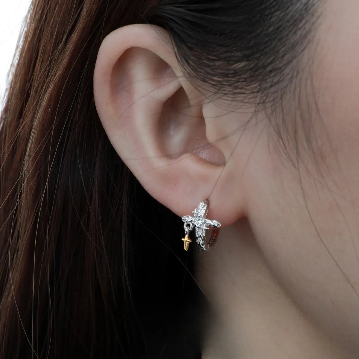 XINGX cross earrings in 925 silver with white gold electroplated finish and geometric round design