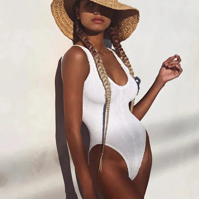 Women's backless one-piece swimsuit in textured seersucker fabric with solid colour options