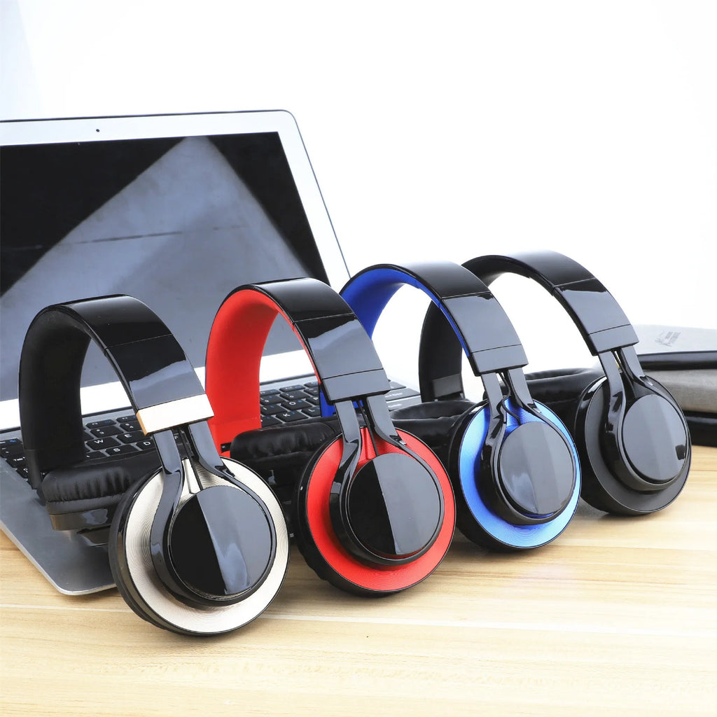 Black wired over-ear headphones with microphone and 3.5mm plug on a 1.5m cable.
