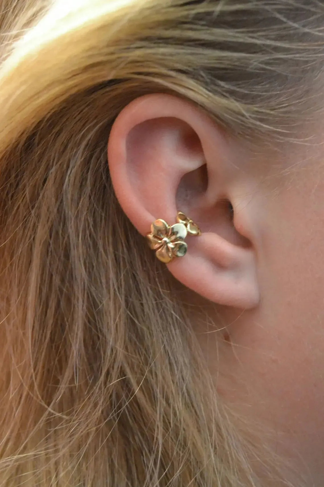 Gold-coloured alloy earrings with starfish and scallop shell designs.