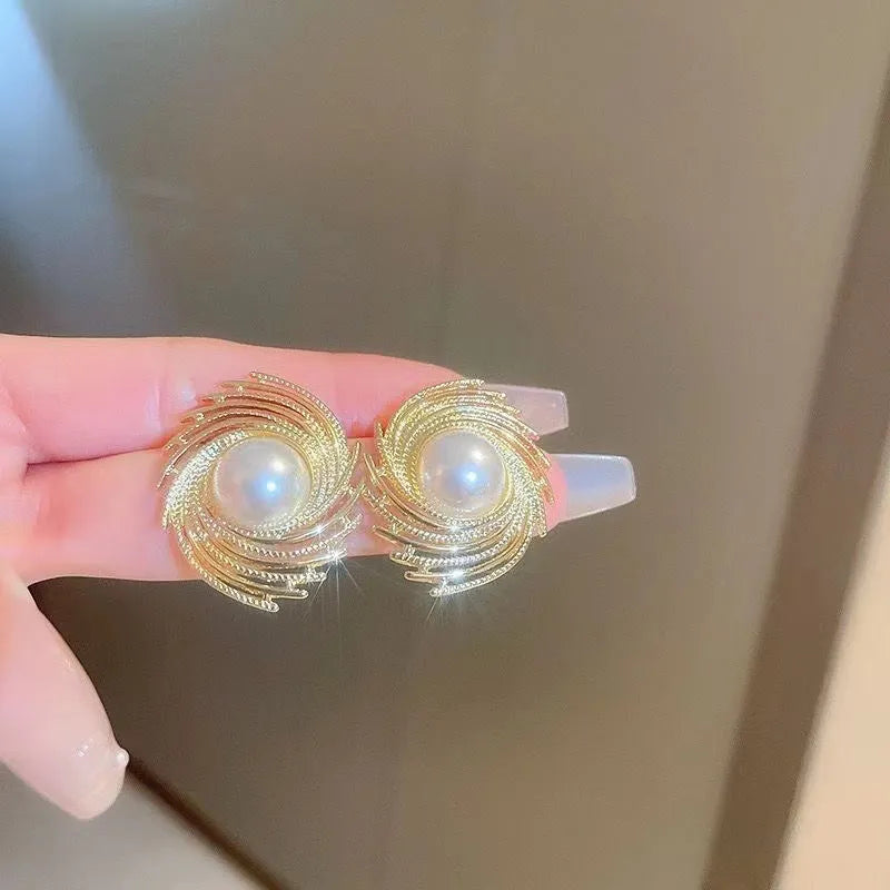 Pearl-coloured vintage flower earrings with irregular design elements on alloy electroplated construction