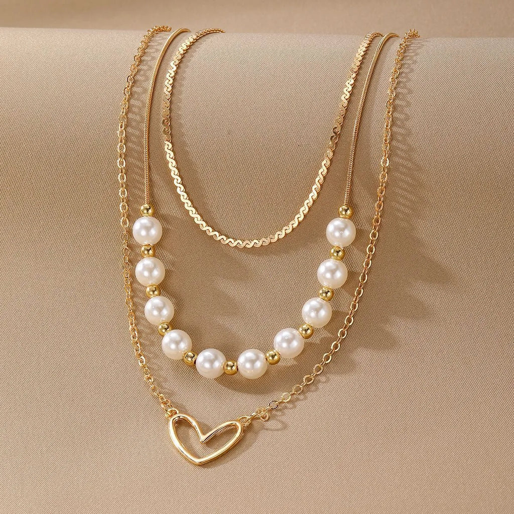 Vintage gold necklace with heart pendant on pearl chain, adjustable length 41-50cm