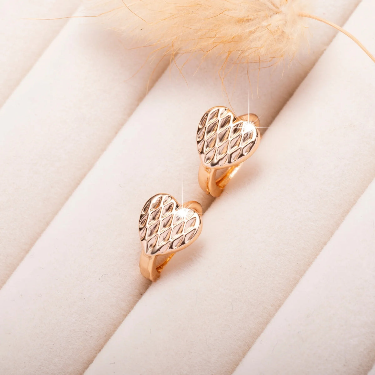 Rose gold heart-shaped copper earrings, Xiaoxiang style, one pair