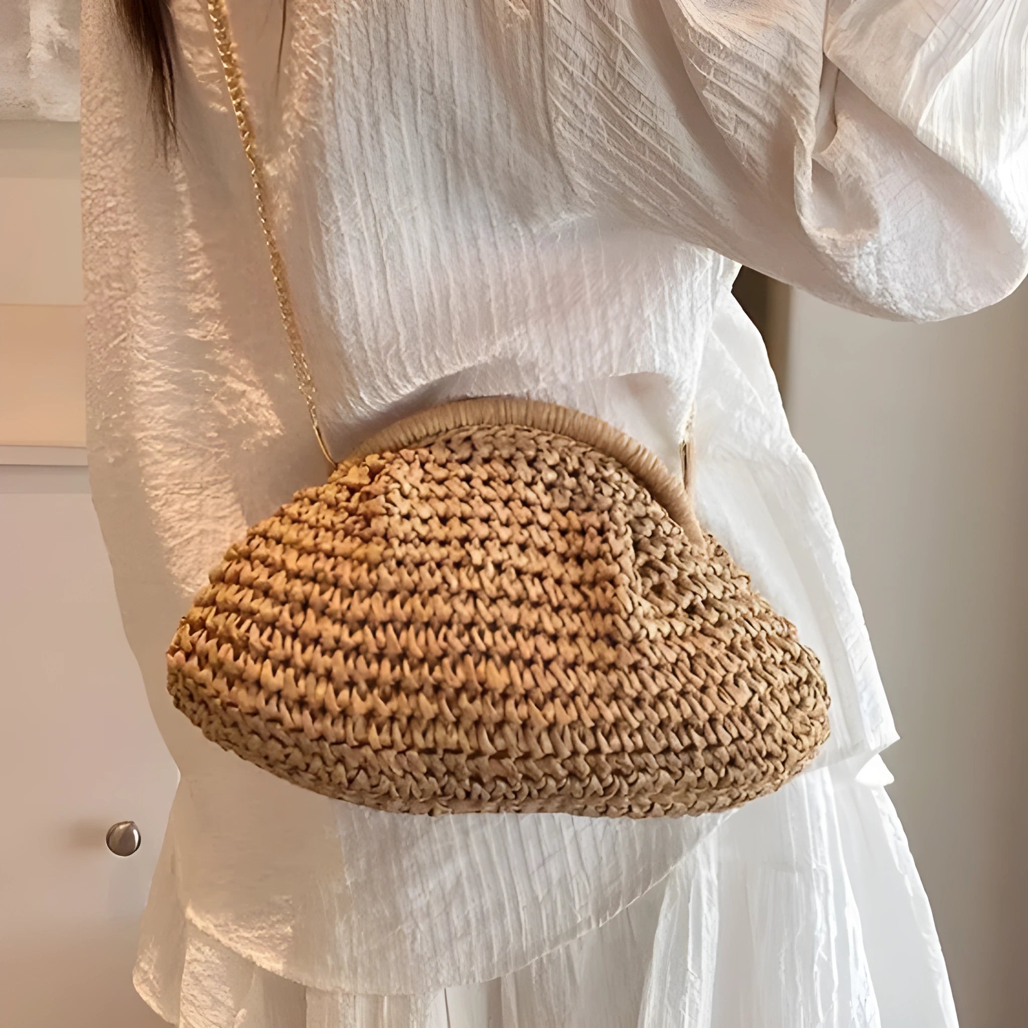 Shell-shaped straw shoulder bag for women with chain strap accents in beige colour