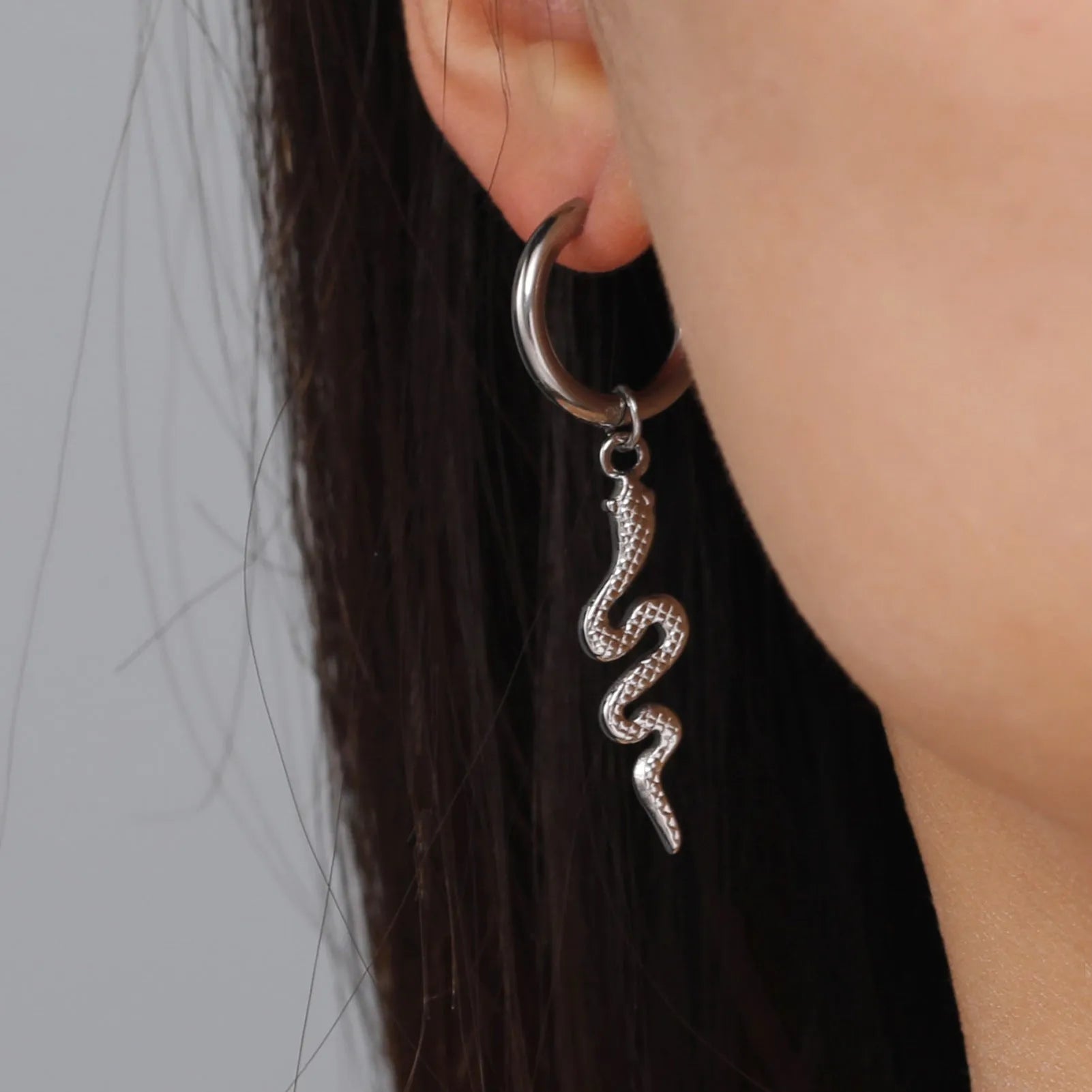 Snake-shaped vintage clip earrings in gold and steel colours