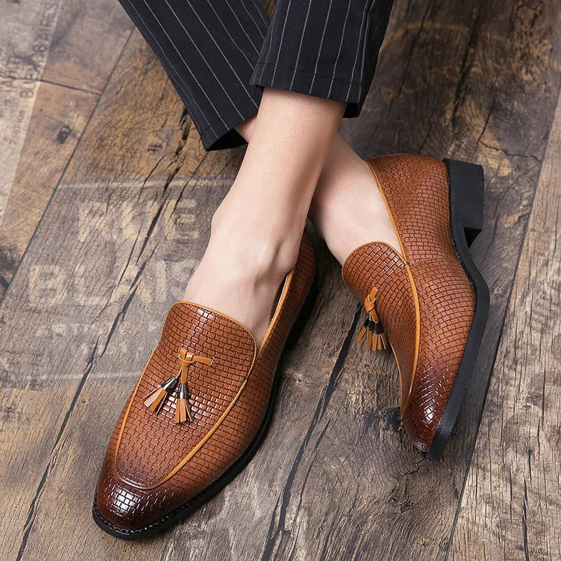 Men's pointed black slip-on shoes with tassel decoration and artificial PU uppers