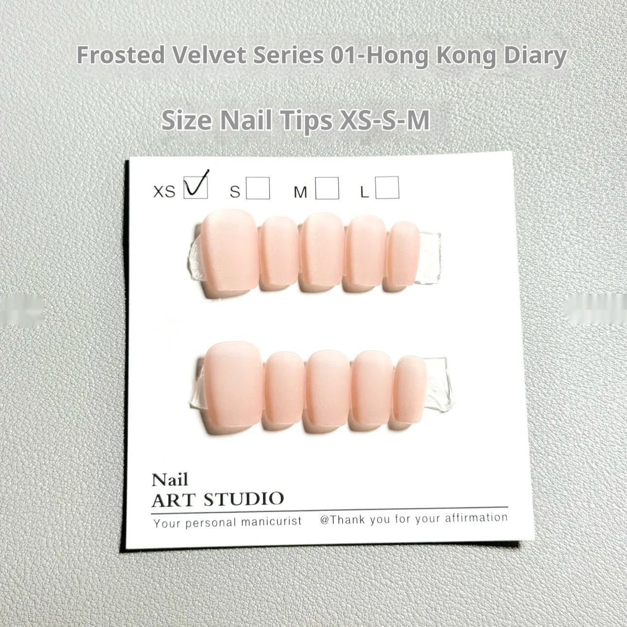 Set of frosted velvet Cat's Eye artificial nails with electroplated finish in short ladder sizes XS, S, M.