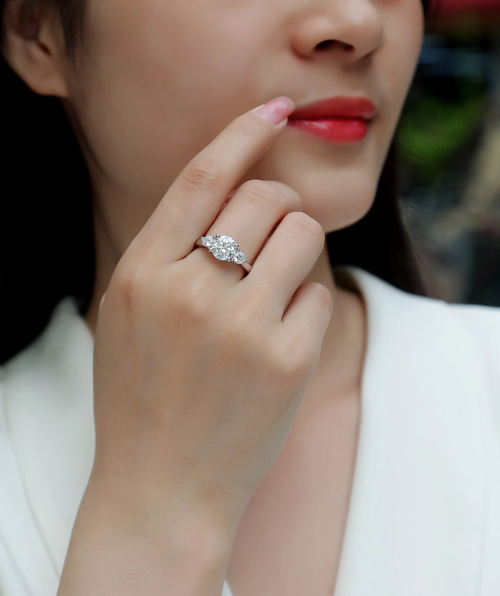 2 carat moissanite wedding ring set in S925 silver with gold plating, sizes 5 to 9, gift box and GRA certificate