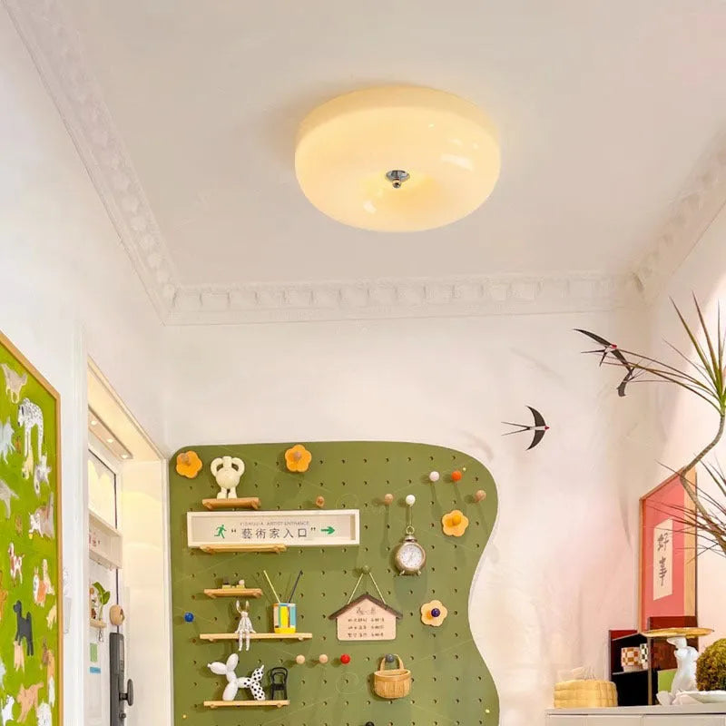 Cream-coloured American-style bedroom ceiling light fixture with three-colour lighting, shown in 30cm and 40cm size options.