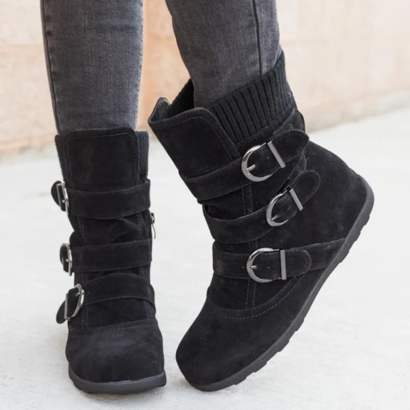 Casual winter boots with strap buckle, round toe, flat heel, cotton lining, in black colour