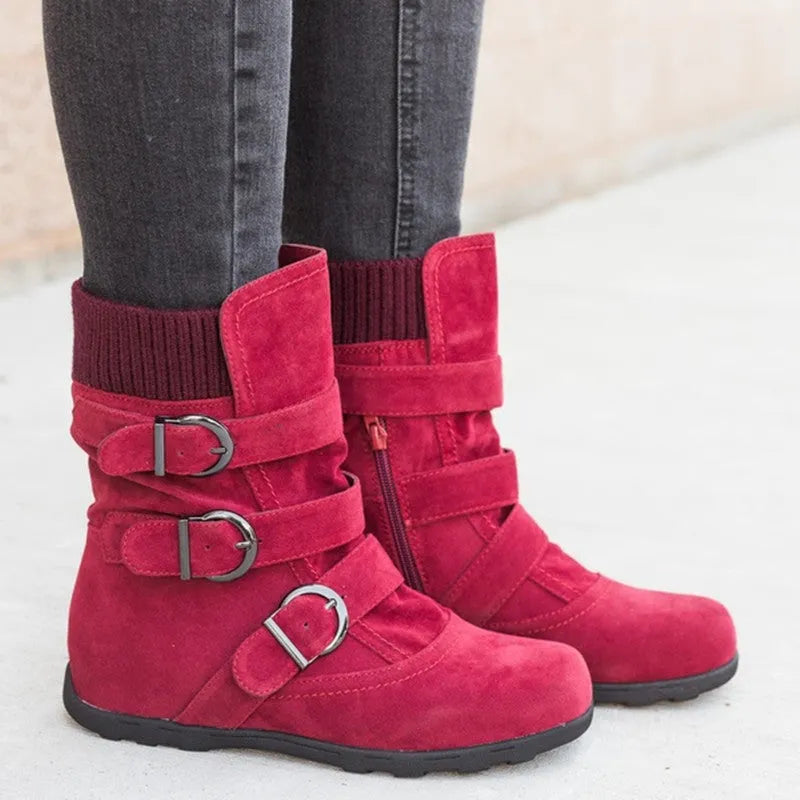 Casual winter boots with strap buckle, round toe, flat heel, cotton lining, in black colour