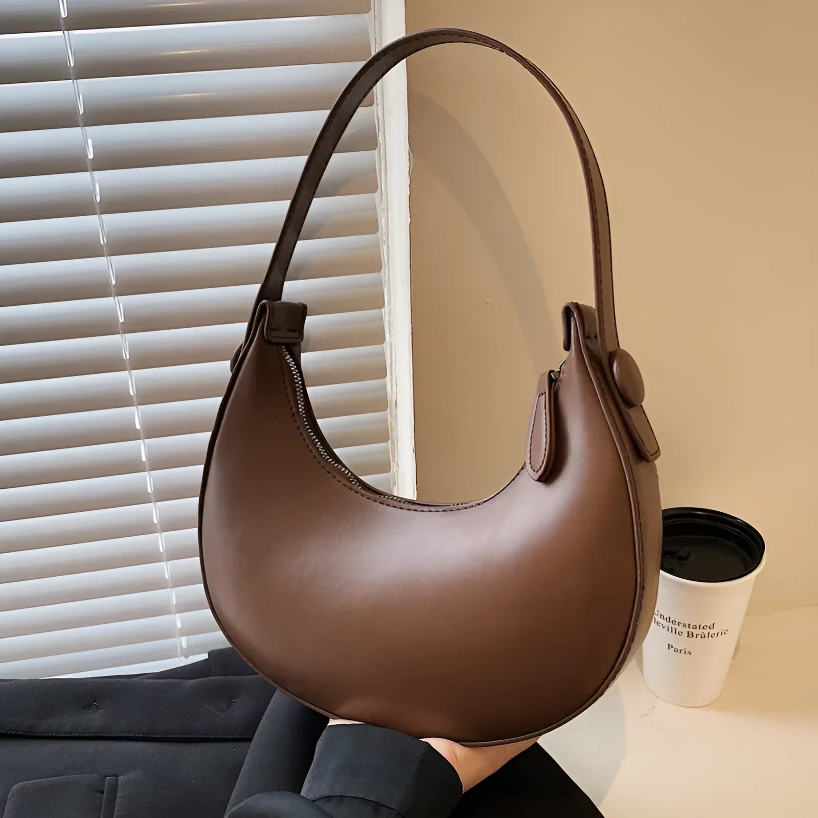 Retro dumpling-shaped women's shoulder bag in PU leather with a zippered pocket.