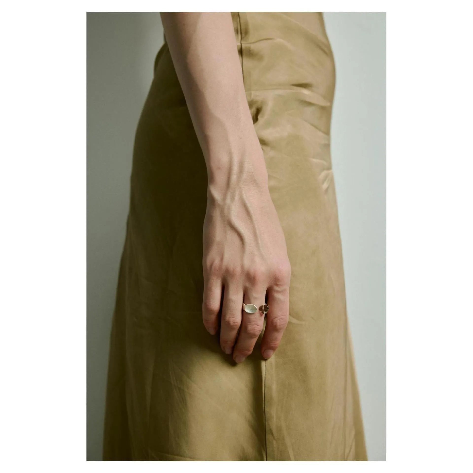 Electroplated alloy ring and bracelet set with diamond shape and small round spoon stewed pork motif