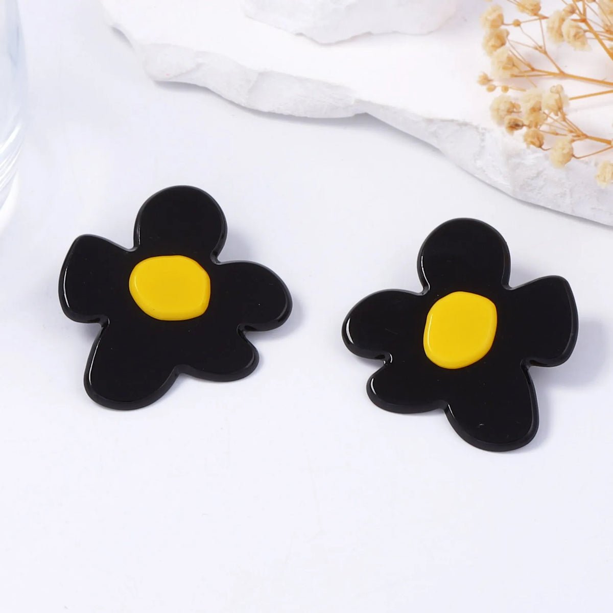 Acrylic cartoon flower earrings for women in red, black, green, blue, white, pink, and yellow, 1 pair