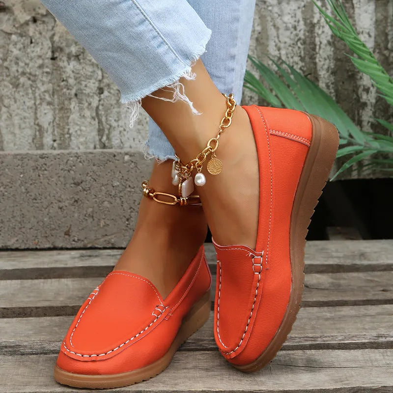 Women's flat loafers in PU leather with round toe and rubber sole, shown in assorted colours.