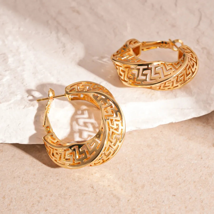 Geometric women's hollow stud earrings with twisted round design in silver or gold electroplated finish