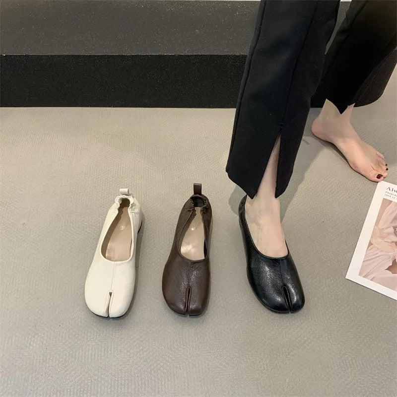 Women's Korean style chunky heel pumps with split toe horseshoe peas design in PU leather