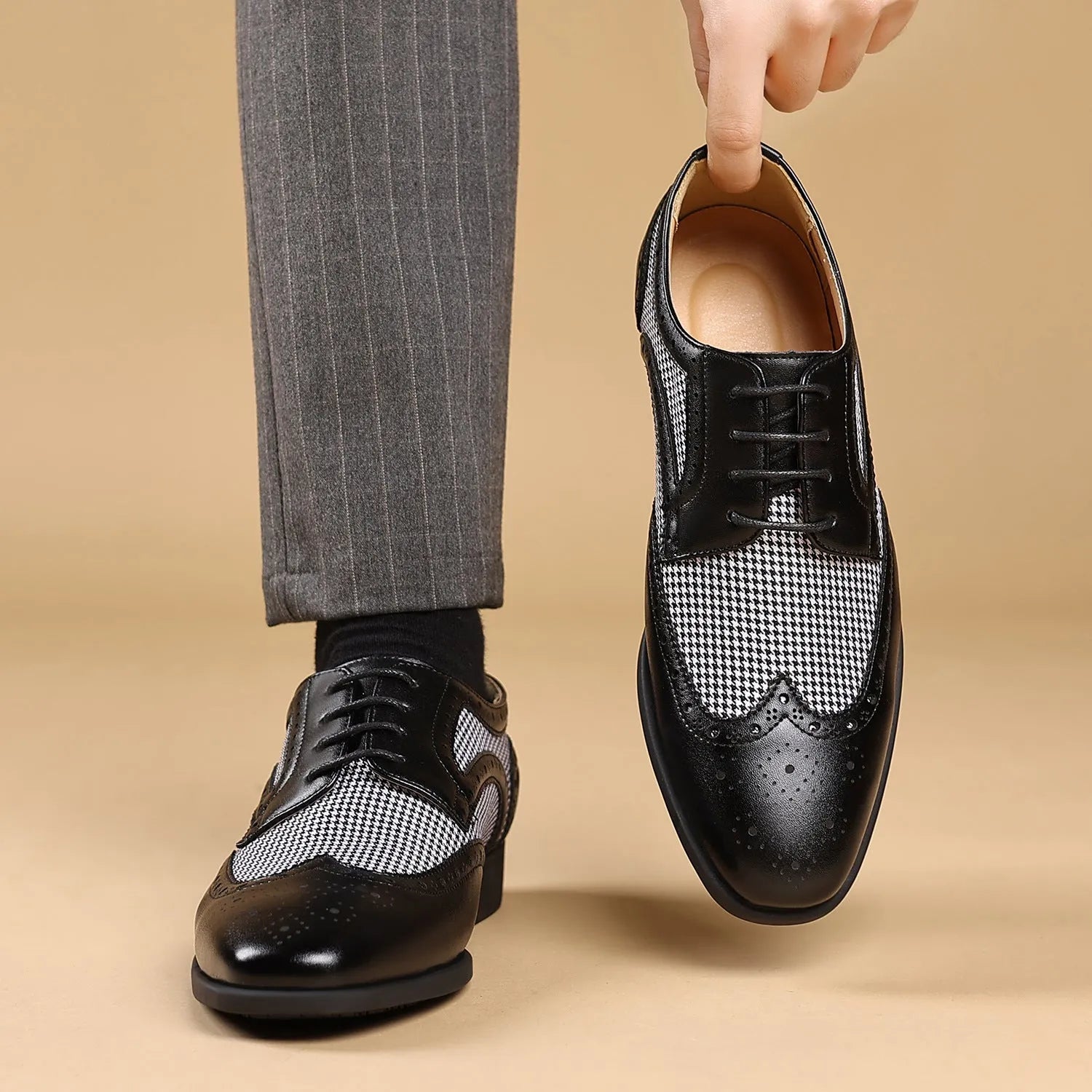 Imitation houndstooth plaid pattern men's casual canvas shoes with rubber sole in square-toe design.