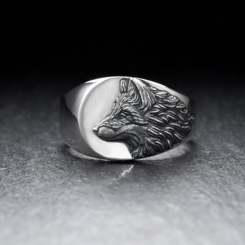 Geometric silver wolf head men's ring made of alloy metal on a grey background.